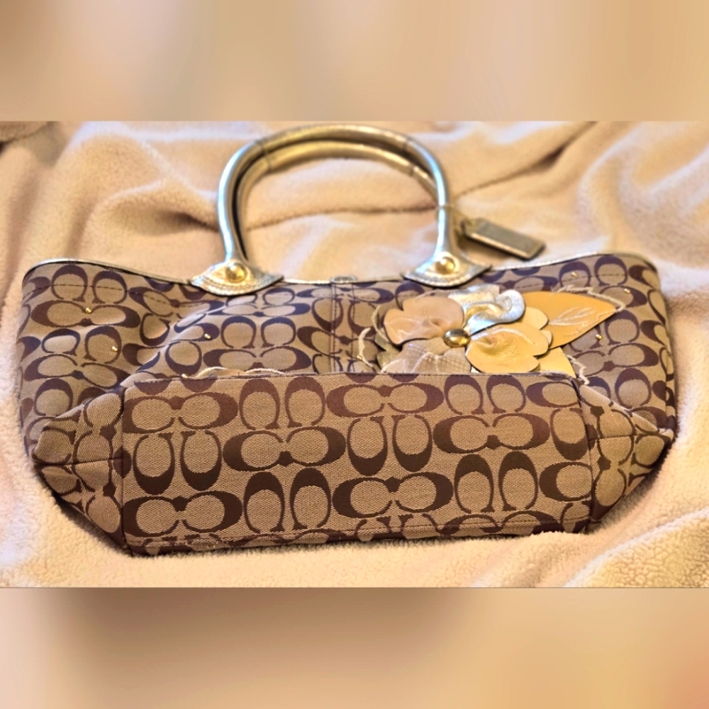 Coach Signature Brown Handbag with leather embroidered flowers - Picture 2 of 11